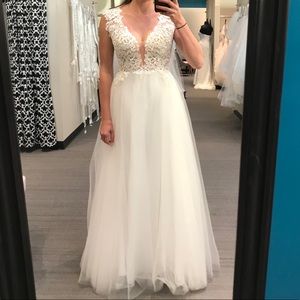 Whimsical, gorgeous unused wedding dress